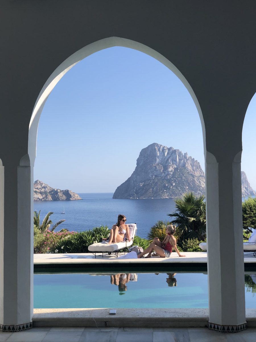 Infinity pool framed by a Mediterranean arch